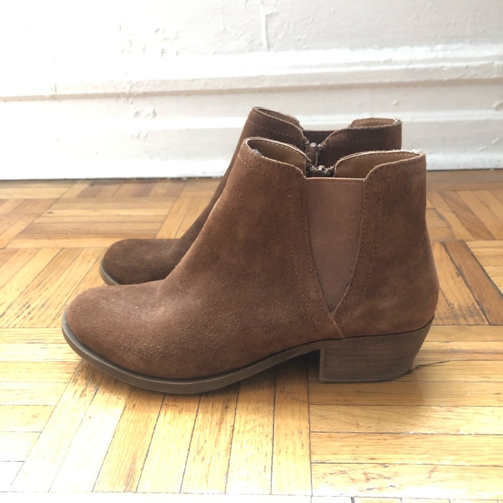 Brown suede ankle booties by Kensie